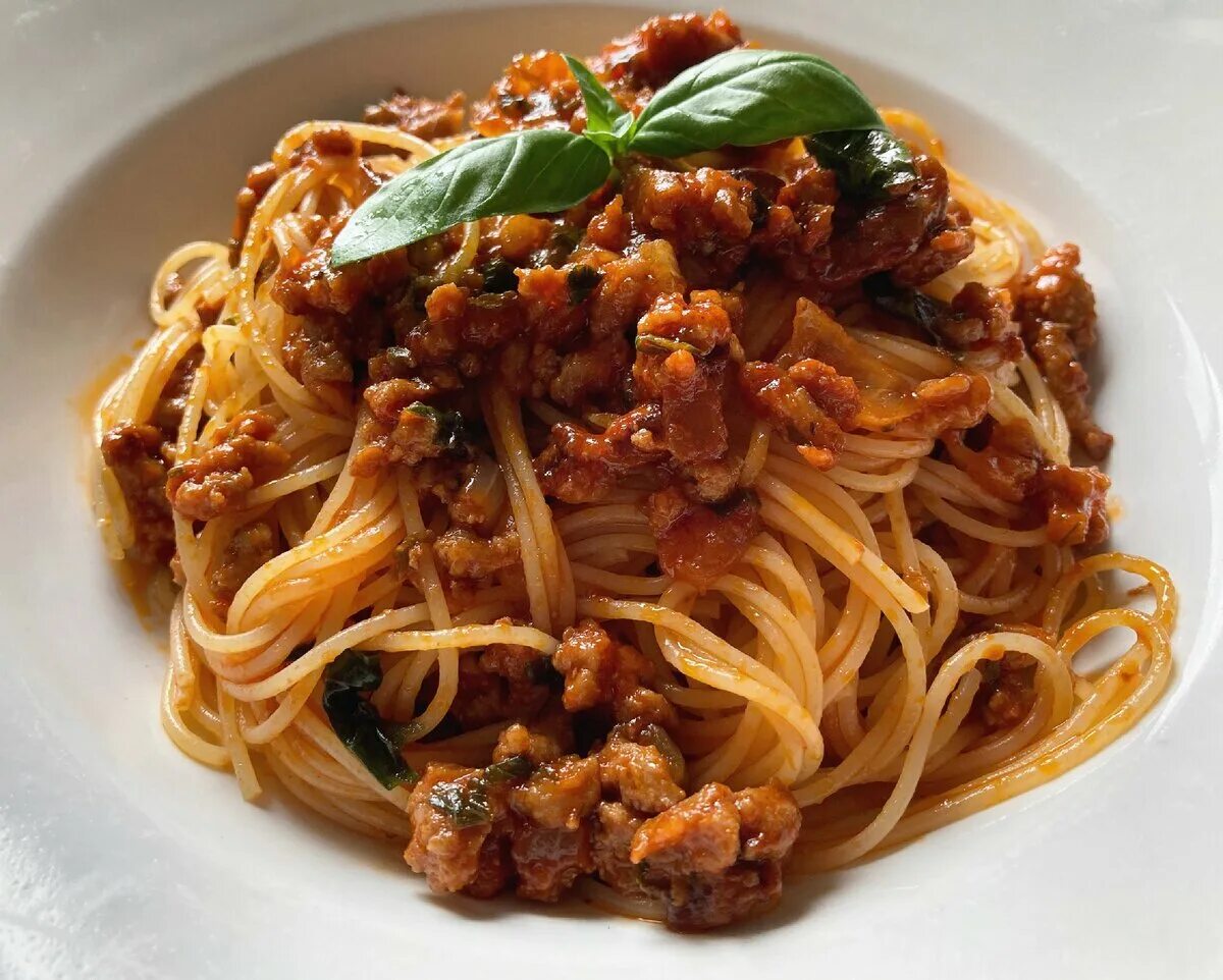 Болоньезе с фаршем. Паста спагетти болоньезе. Макароны болоньезе с фаршем и томатной. Удон болоньезе. Спагетти болоньезе томатная паста