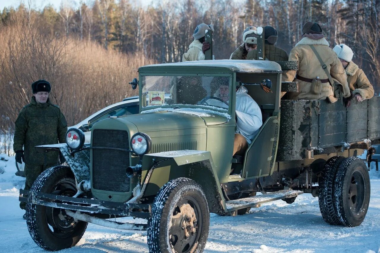 Озон полуторка. Автомобиль ЗИС полуторка. Полуторка и ЗИС 5. Грузовик полуторка ГАЗ-АА. Автомобиль ГАЗ АА полуторка.