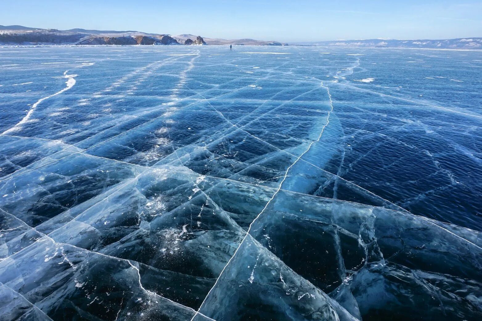 Пролет лед. Озеро Байкал лед. Метановые пузырьки на Байкале. Озеро Байкал зима. Озеро Байкал лед вид сверху.