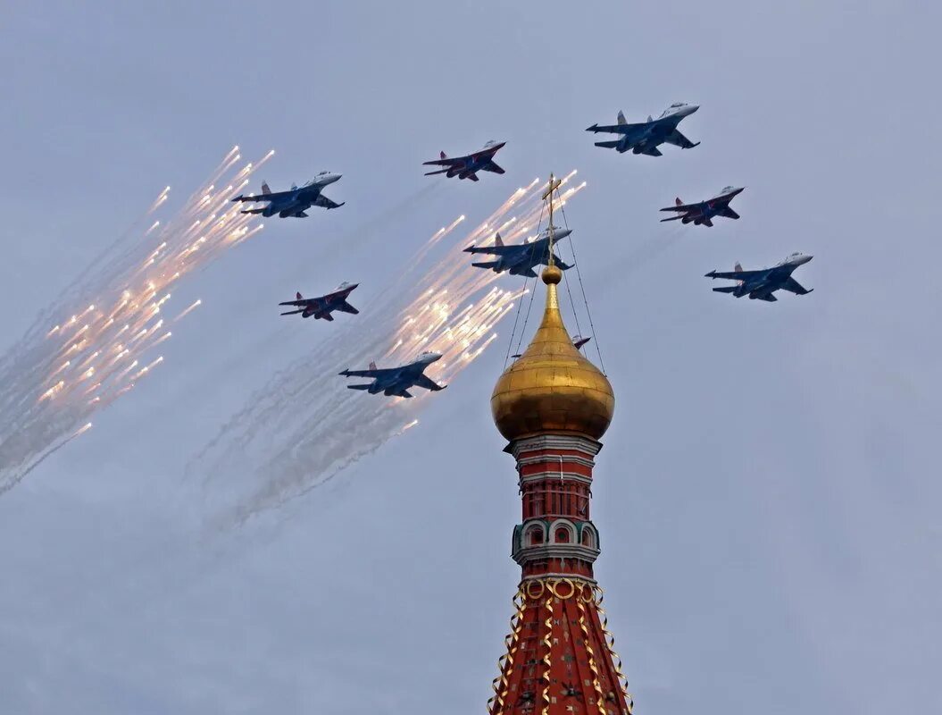 День победы в небе праздничный. Самолеты на параде. Самолеты над красной площадью. Небо над красной площадью. Истребители над Кремлем.