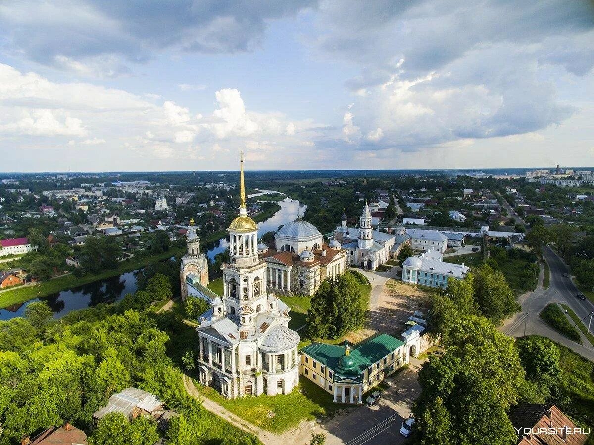 Новоторжский борисоглебский мужской монастырь. Город Торжок Борисоглебский монастырь. Торжок Тверская область. Ансамбль Новоторжского Борисоглебского монастыря. Торжок города Тверской области.