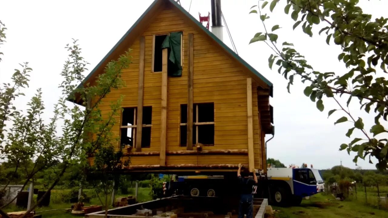 Перенос дома на другое место. Перенести дом краном. Поднять дом краном. Подъем домов краном. Перемещаем деревянный дом.