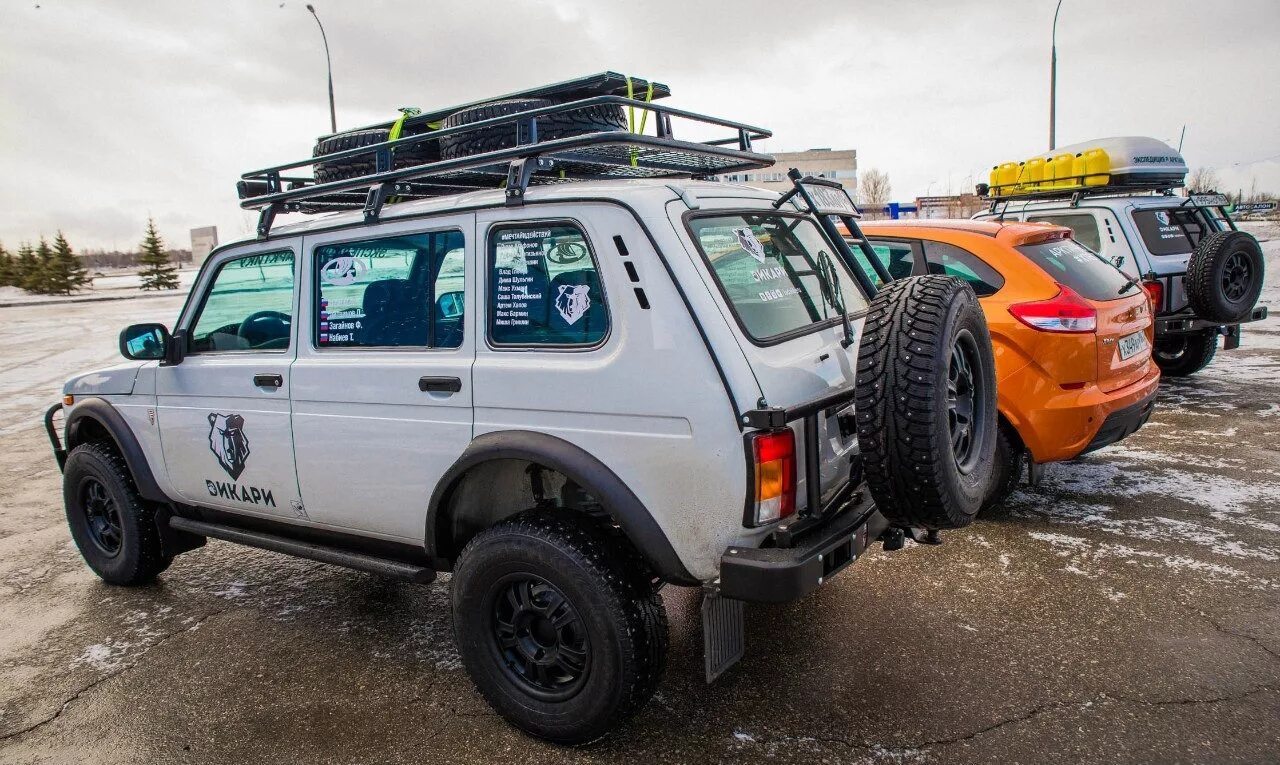 Нива 4х4 магазин спб. Нива 2131 офф роуд. Нива 2131 off Road Tuning. ВАЗ Нива 2131 4х4 оффроуд. Нива 2131 экспедиционная.