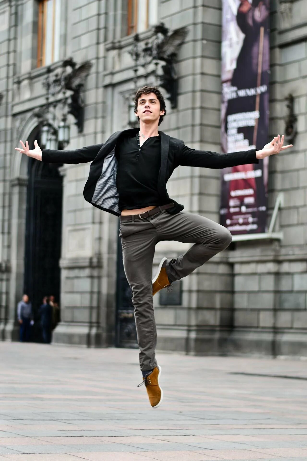 Где мужчина танцует. Карлос Кесада балерун. Филип Марсден танцор. Карлос Квезада (Кесада ). Танцор балета.