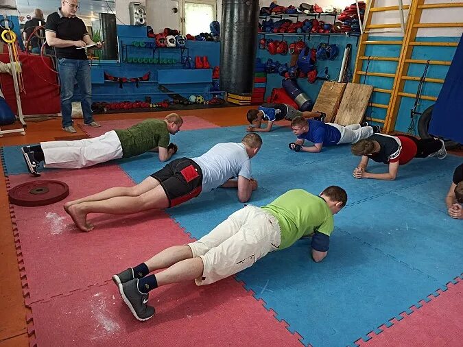 Соревнования планка. Женский рекорд планки. Соревнования по планке положение. Планка девушка. Сотрудники арта-спорт.