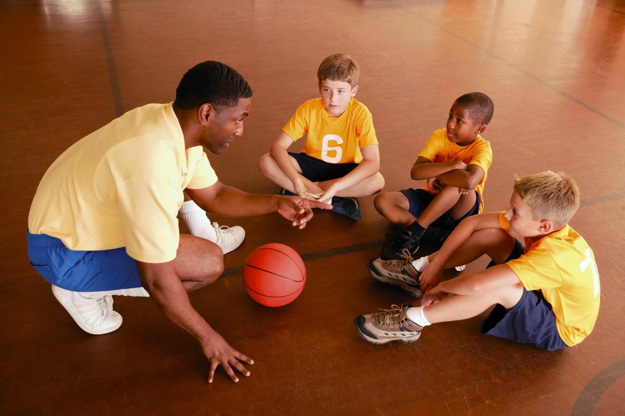 Воспитания юных спортсменов. Спортивные игры для детей. Баскетбол дети. Дети на физкультуре. Дети спортсмены.