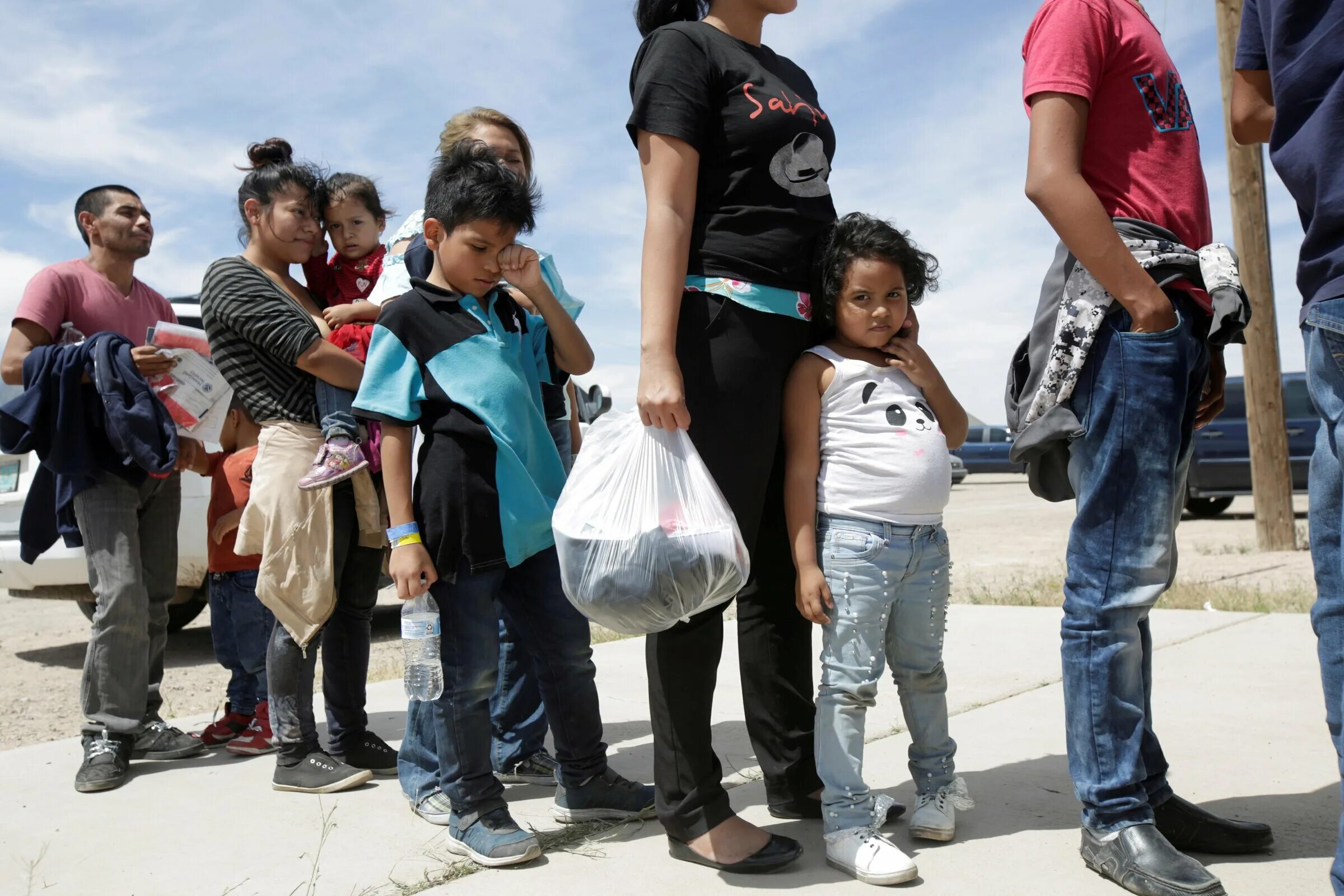 Иммигранты в Америке. Беженцы из Мексики. Беженцы в США. Беженцы с чемоданами.