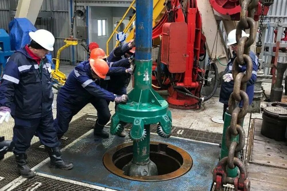 Крс нефтяных скважин помбуры в нефти. Добыча нефти. Бурение газовых скважин. Буровая вышка на ямале. Нафтагаз бурения ноябрьск.