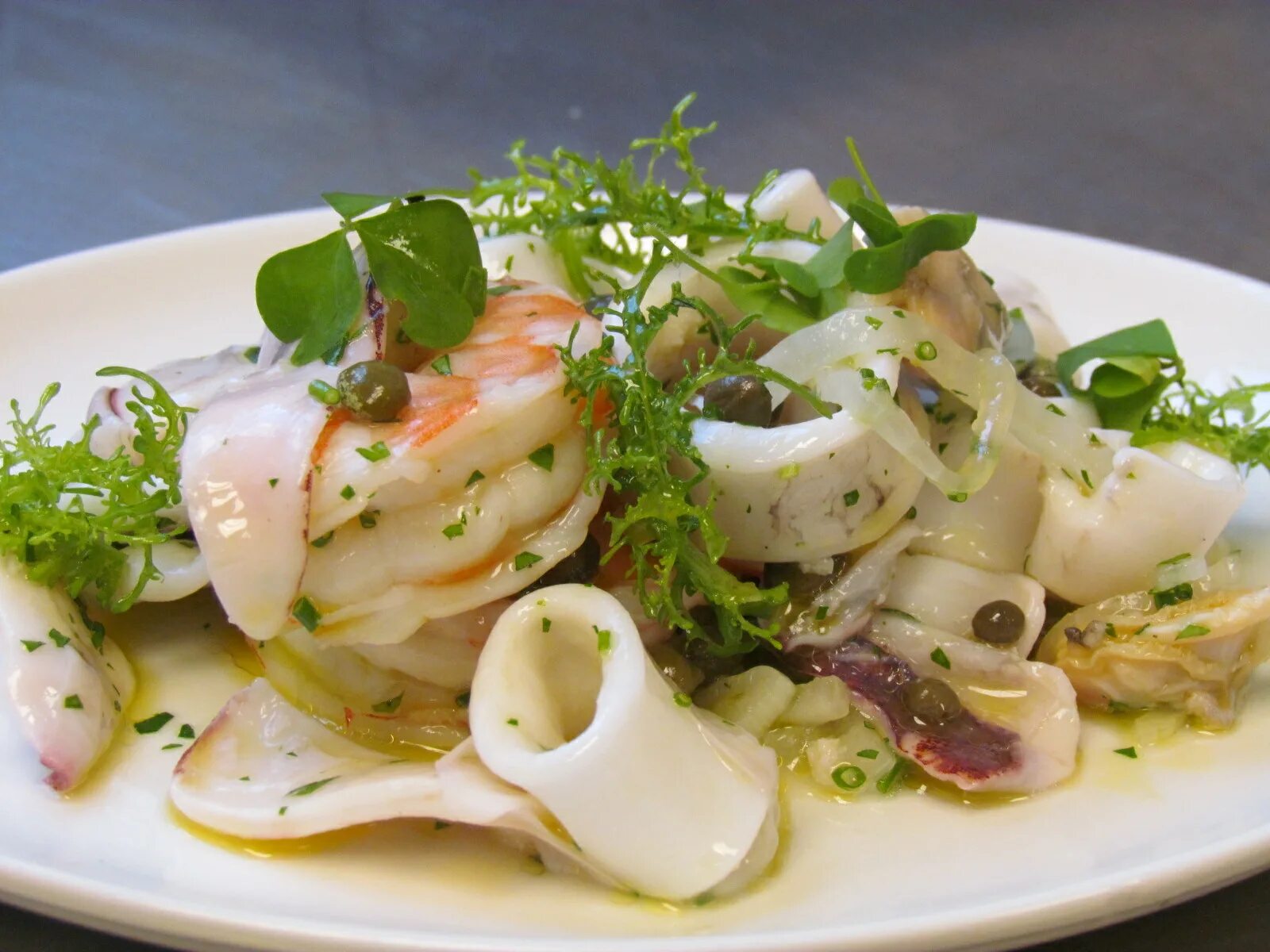 Рецепт салата с кальмаром свежим. Салат с кальмарами. Салат с копченым кальмаром. Кальмары с зеленью. Салат с консервированными кальмарами.