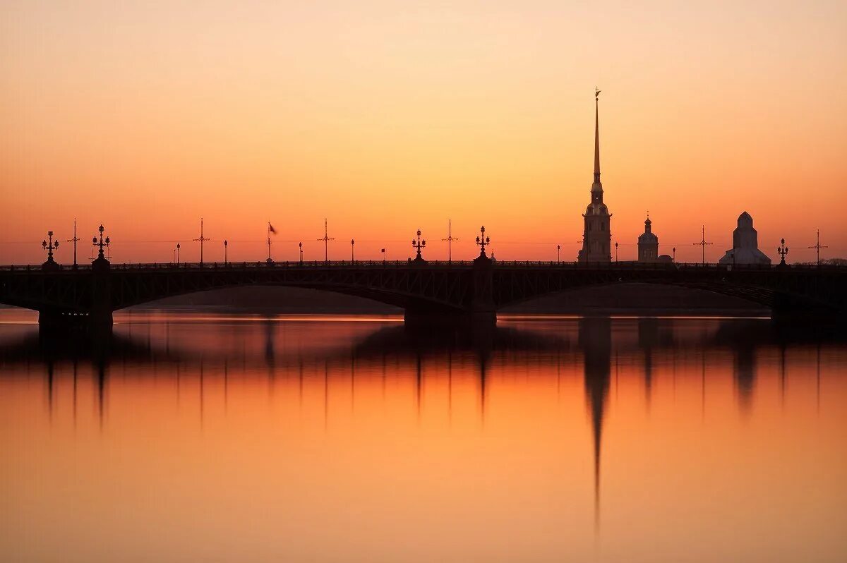 Петропавловская крепость в Санкт-Петербурге. Троицкий мост в Санкт-Петербурге. Питер Троицкий мост закат. Вид на Троицкий мост и Петропавловскую крепость.