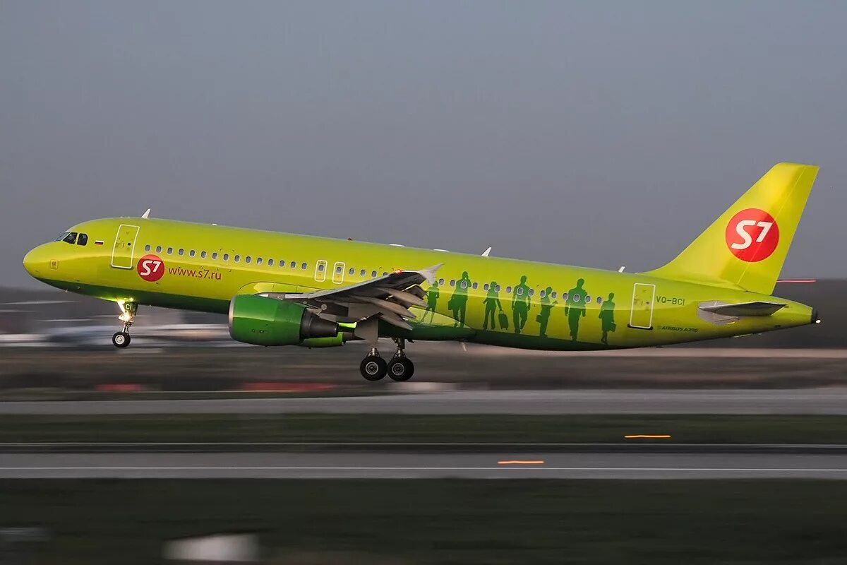 Самолёты авиакомпании s7 Airlines. Airbus a320 s7. Airbus a320-214. Airbus a320 s7 Домодедово. S7 airlines сибирь