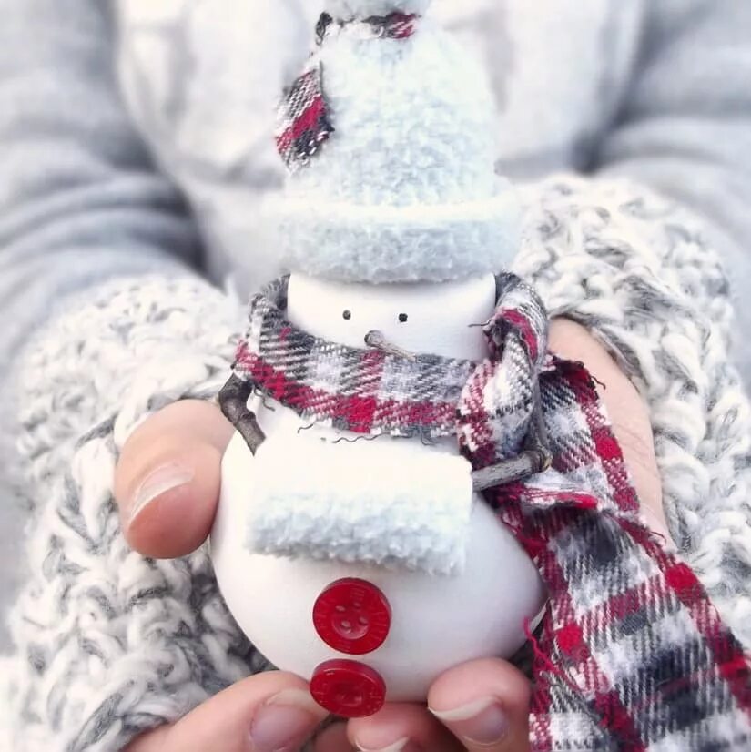 Новогодний руками фото. Снеговик из лампочки. Елочная игрушка из лампочки. Елочная игрушка из лампочки Снеговик. Новогодняя игрушка из лампочки Снеговик.