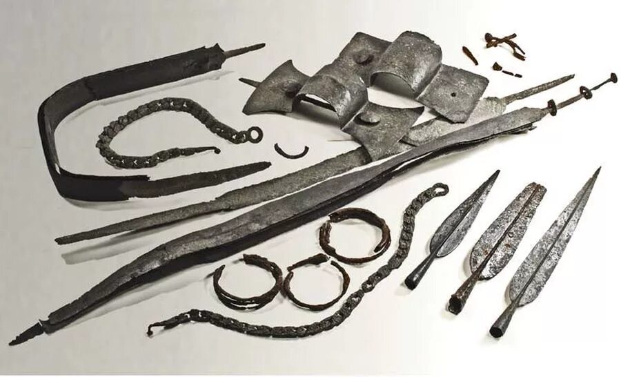 Бородинский клад эпохи бронзы. Каменные орудия древнего египта. Железные орудия труда. Предметы железного века. Оружие и орудие труда железный век.