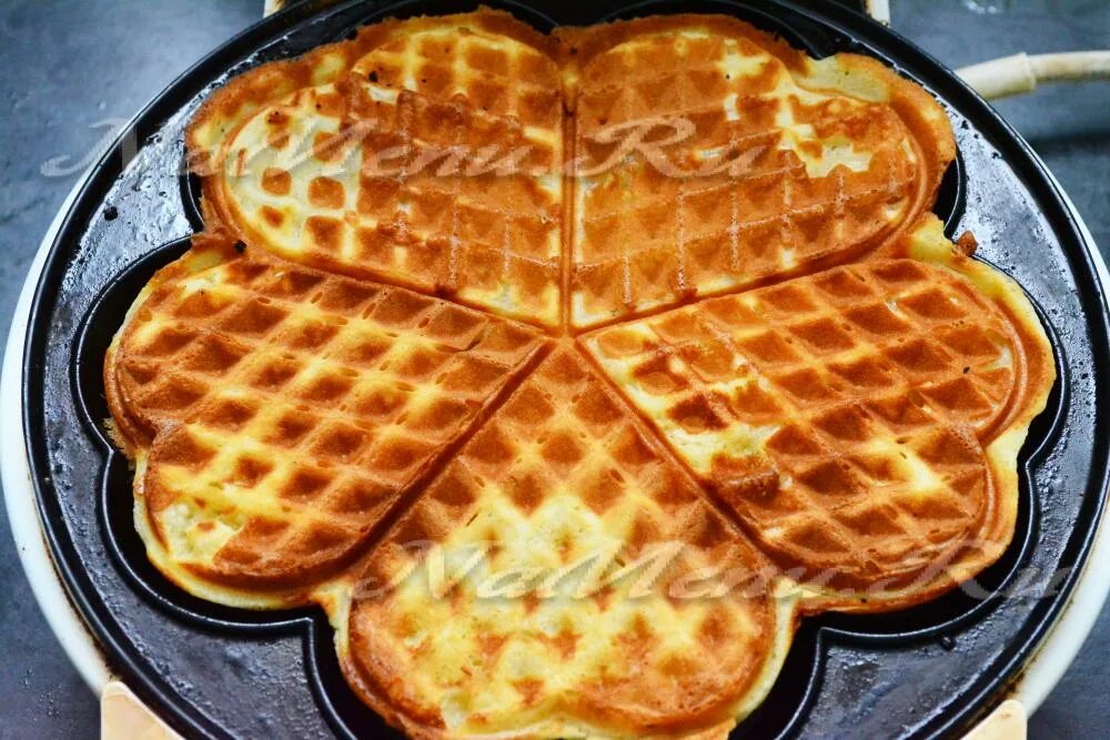 печенье в электровафельнице сердечки. вафли в виде сердца. вафельница сердечки толстые вафли. бельгийские вафли сердечки. вафли сердечки в вафельнице рецепт.