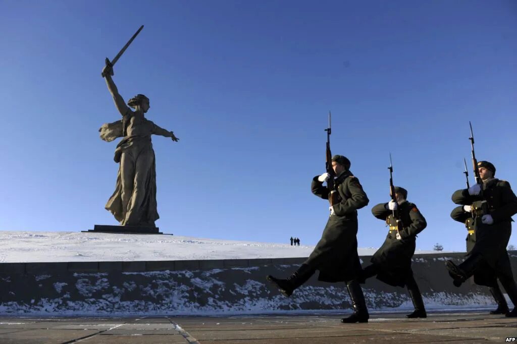 мамаев курган 2 февраля. волгоград родина мать мамаев курган сталинградская битва. город герой волгоград сталинградская битва. 2. победа в сталинградской битве.