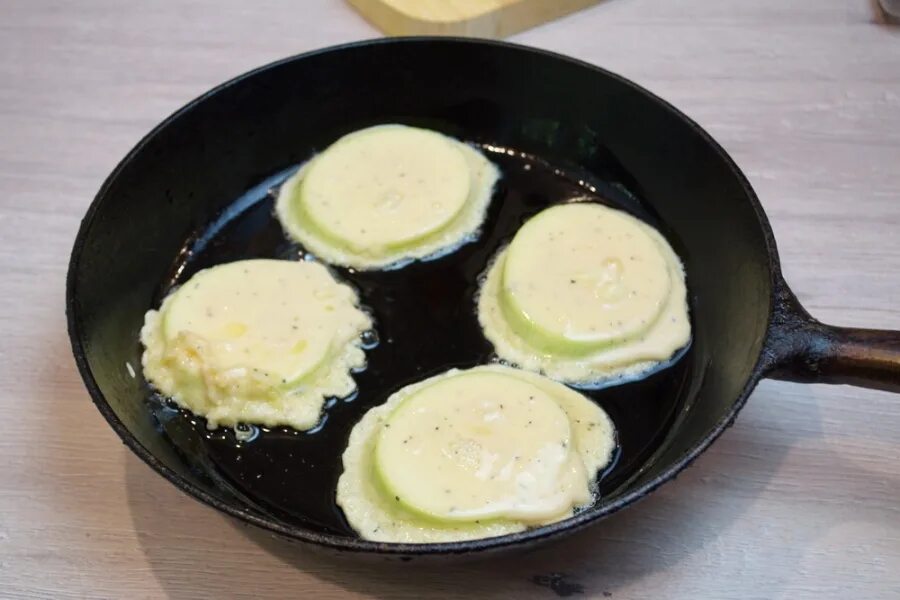 Кабачки жареные в кляре с яйцом. Цукини в кляре. Жареные кабачки. Кабачок жареный на сковороде кружочками в кляре. Кабачки жареные на сковороде.