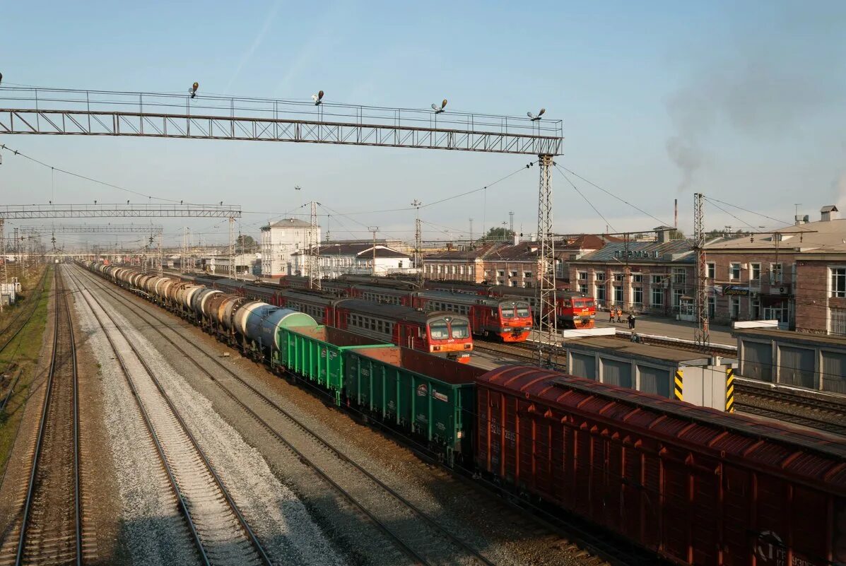 Станция жд станция перрон. Поезд платформа люди. Поезд на вокзале. Эп2к на московском вокзале. Электровоз эп2к с поездом.