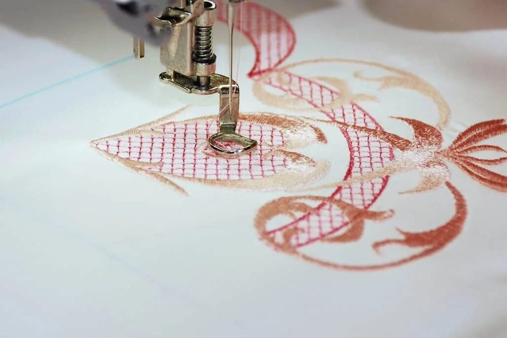 Буквы на швейной машинке. Машинная вышивка Machine Embroidery. Вышивка на швейной машинке. Вышивка гладью на швейной машине. Швейная машина для вышивания.