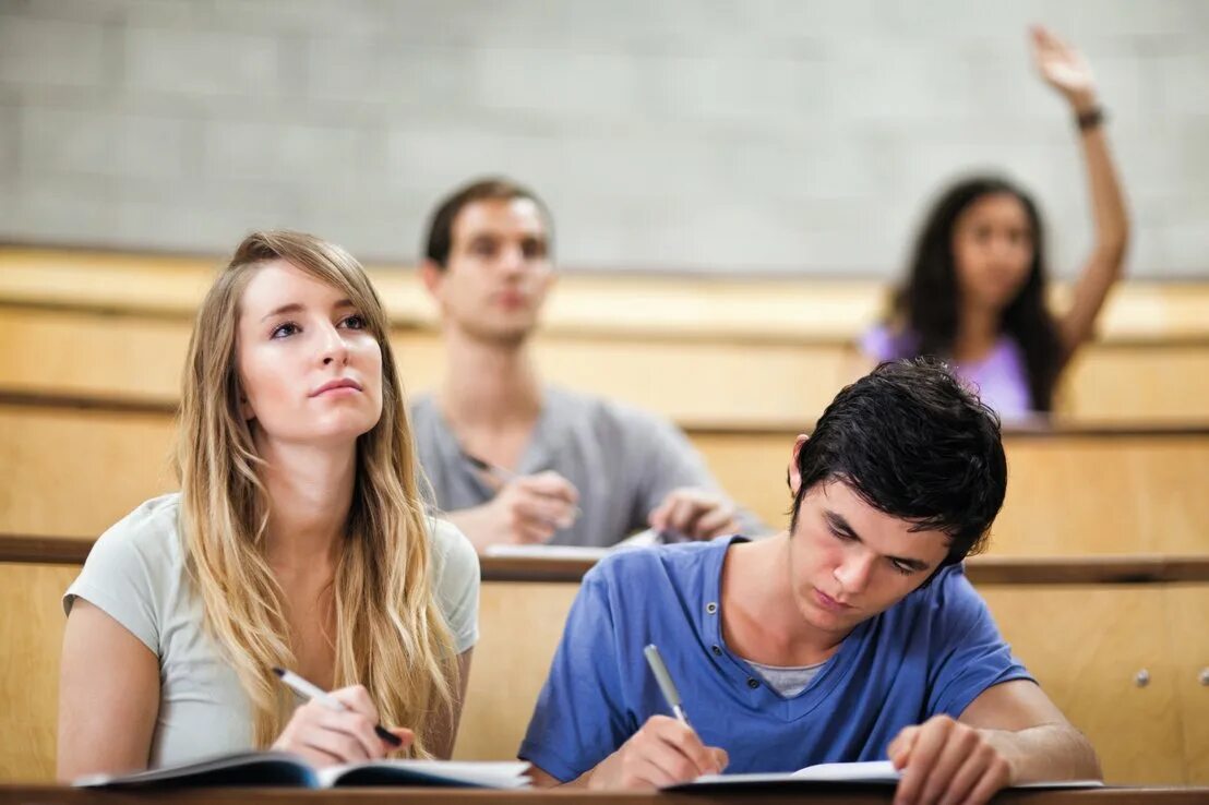 She a college student. Студент сидит за партой. Студенты в вузе. Университет студенты. Студенты на лекции.