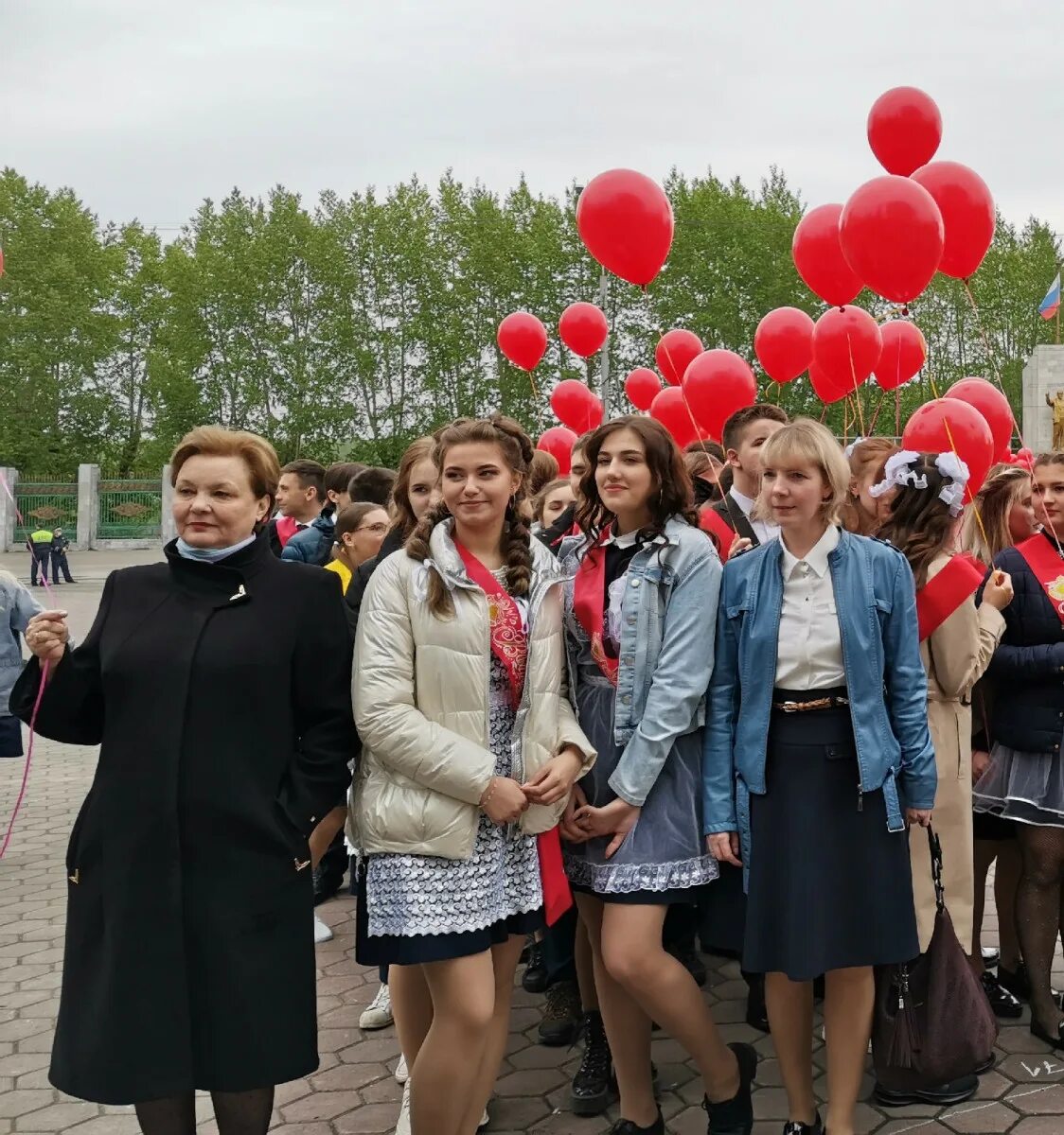 Прокопьевск последний звонок 2021. Последний звонок 2021. Прокопьевск выпускники школы. Школа 35 Прокопьевск выпускные. Школа 35 прокопьевск