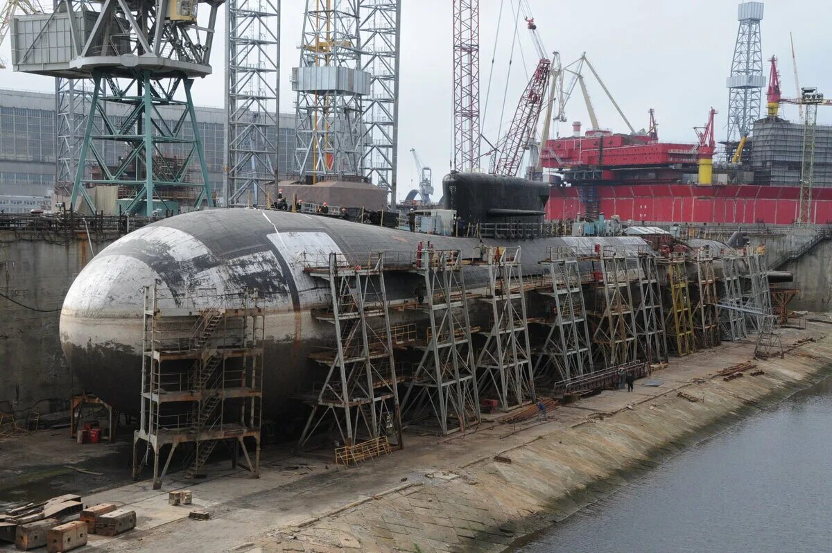 Производство атомных лодок. Судостроительный завод Нерпа Мурманск. СРЗ Нерпа Снежногорск. Завод атомных подводных лодок Северодвинск. Снежногорск судоремонтный завод.