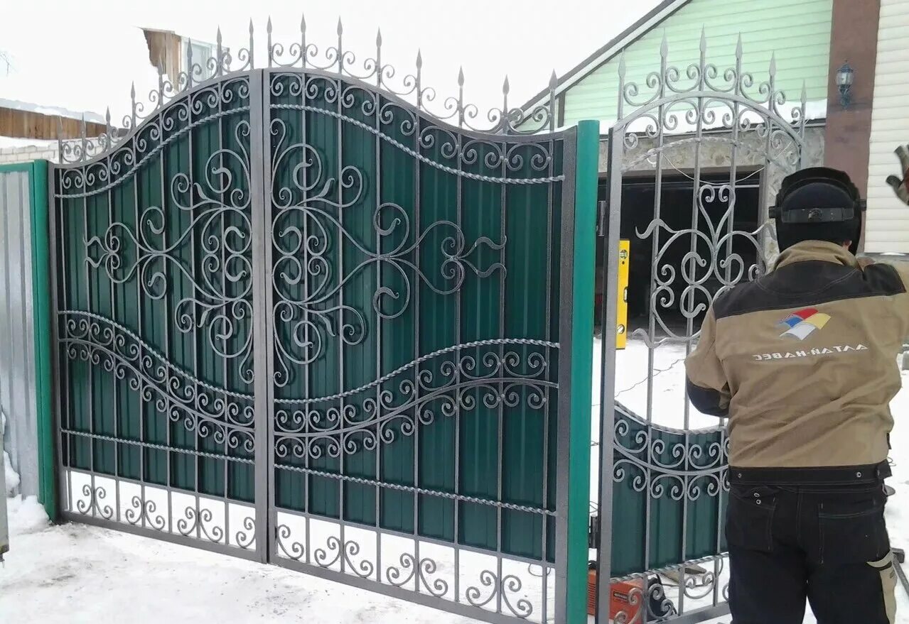 Кованый забор. Ворота металлические кованые. Красивые кованые заборы. Установлен забор кованый. Кованый забор с профлистом.