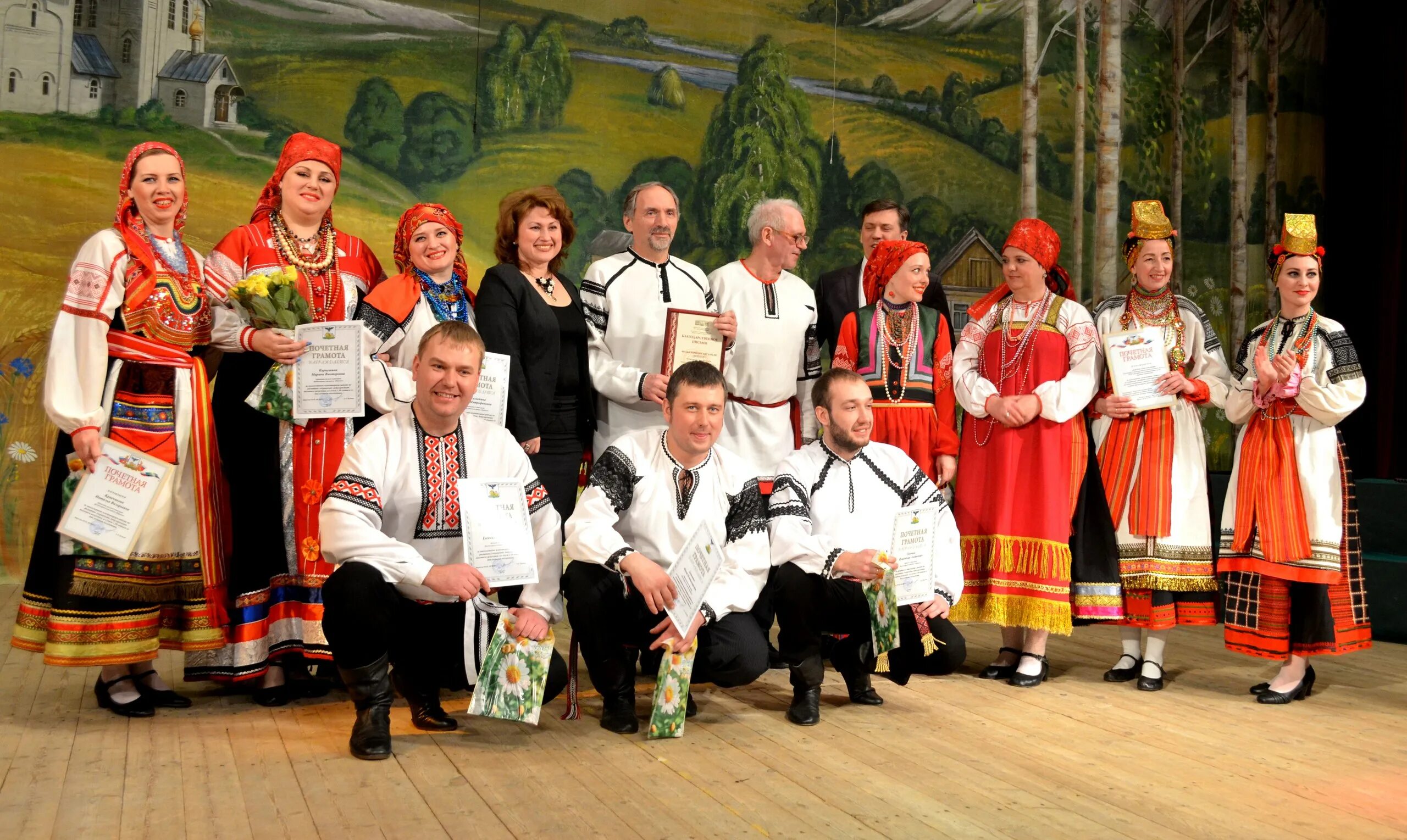 Фольклор выступление. Ансамбль пересек белгород. фольклорный ансамбль пересек. фольклорно этнографический ансамбль пересек. усёрд ансамбль.