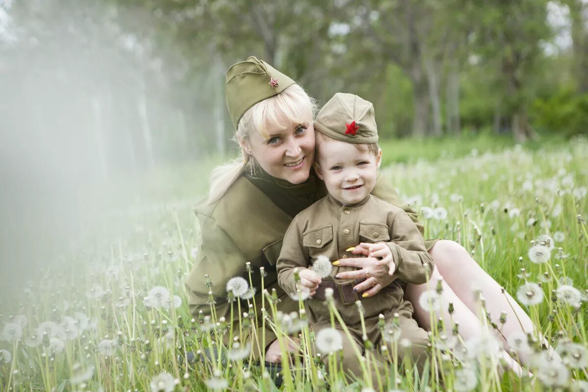 9 мая я с мамой и папой. Фотосессия к 9 мая для детей. Фотосессия день Победы. Фотосессия к 9 мая семейная. Детская фотосессия ко Дню Победы.