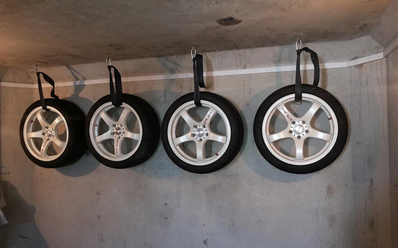 Как хранить шины. Хранение колес в гараже. Правильное хранение колес в гараже. Крепление для колес на стену в гараже. Правильное хранение колес на дисках.
