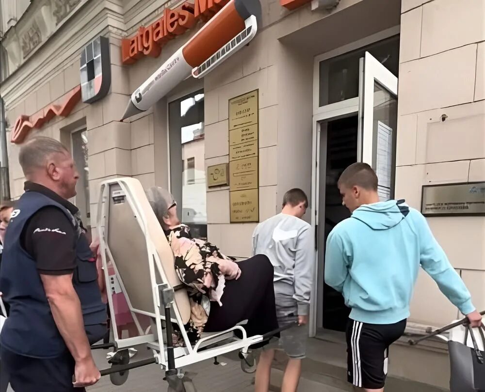 Депортация из латвии. Депортированы из Латвии. Мальчик в инвалидном кресле. Латвия выселение.