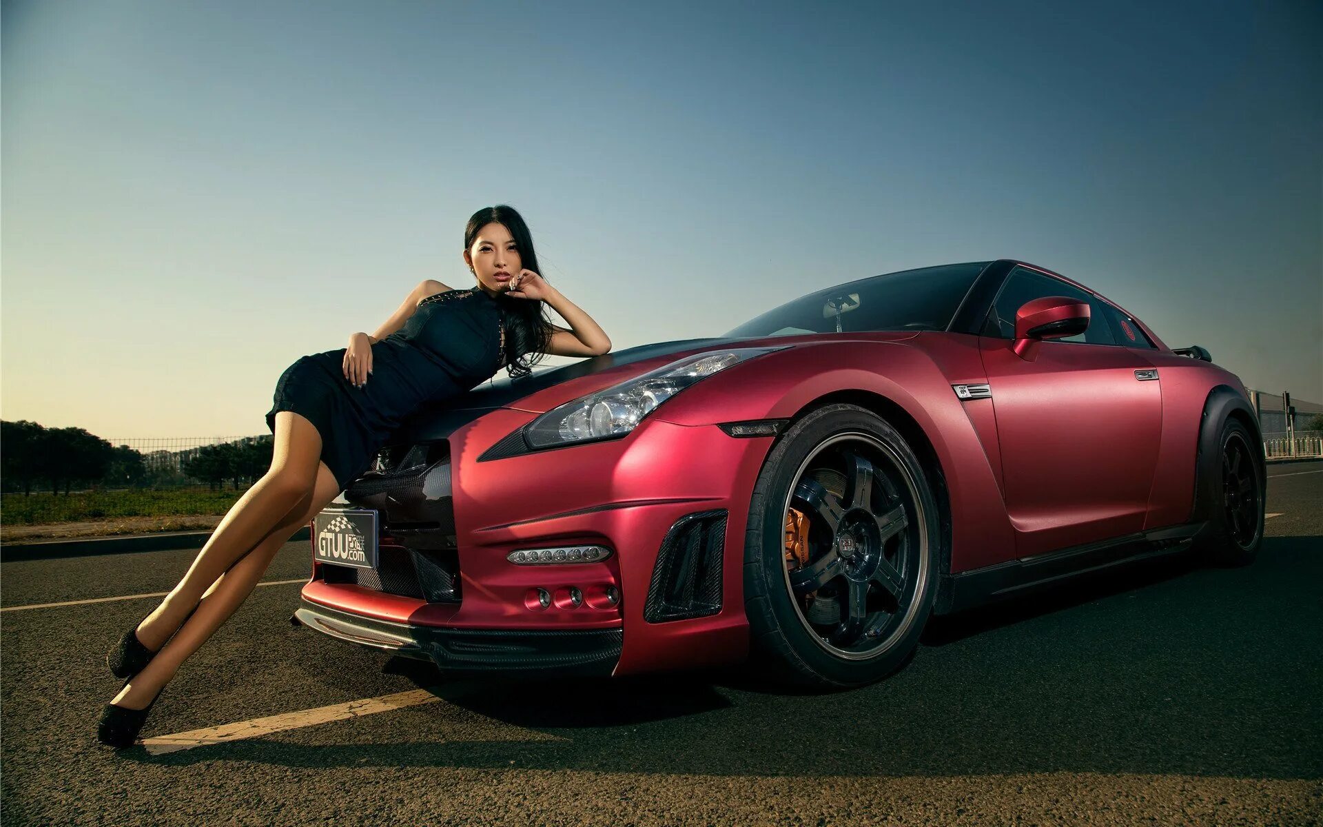 Фото на фоне машины. Nissan gt-r r35 с девушкой. Красивые машины для девушек. Девушка в машине. Спортивные девушки и авто.