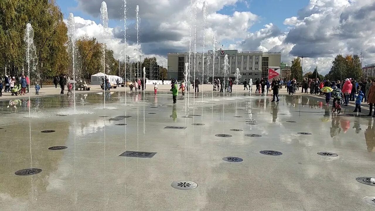 Время в ижевске сейчас. Центральная площадь Ижевск. Фонтаны в Ижевске на центральной площади. Новая Центральная площадь Ижевск. Центральная площадь Ижевск 2021.