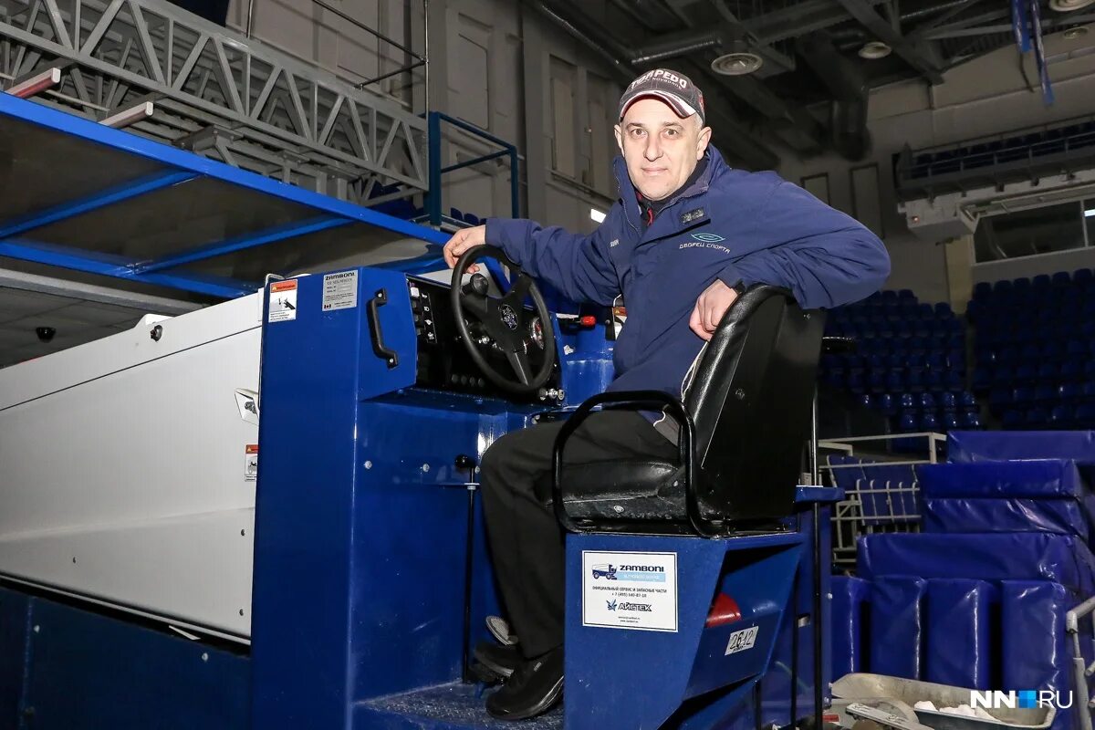 Комбайн для подготовки льда во дворе. День ледовара. День ледовара заливщика льда. Приспособления для заливки льда. Станок для заливки льда.