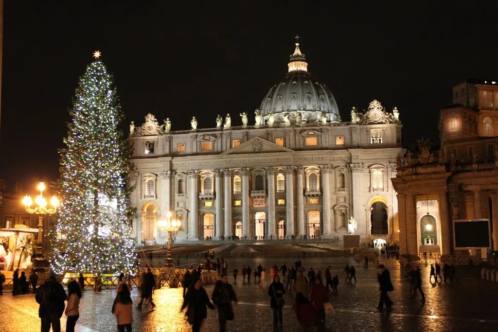 Как празднуют новый год в италии. Италия в Рождество Колизей. Италия Рим Рождество. Площадь Святого Сильвестра Италия. Площадь Святого Петра в Италии новый год.
