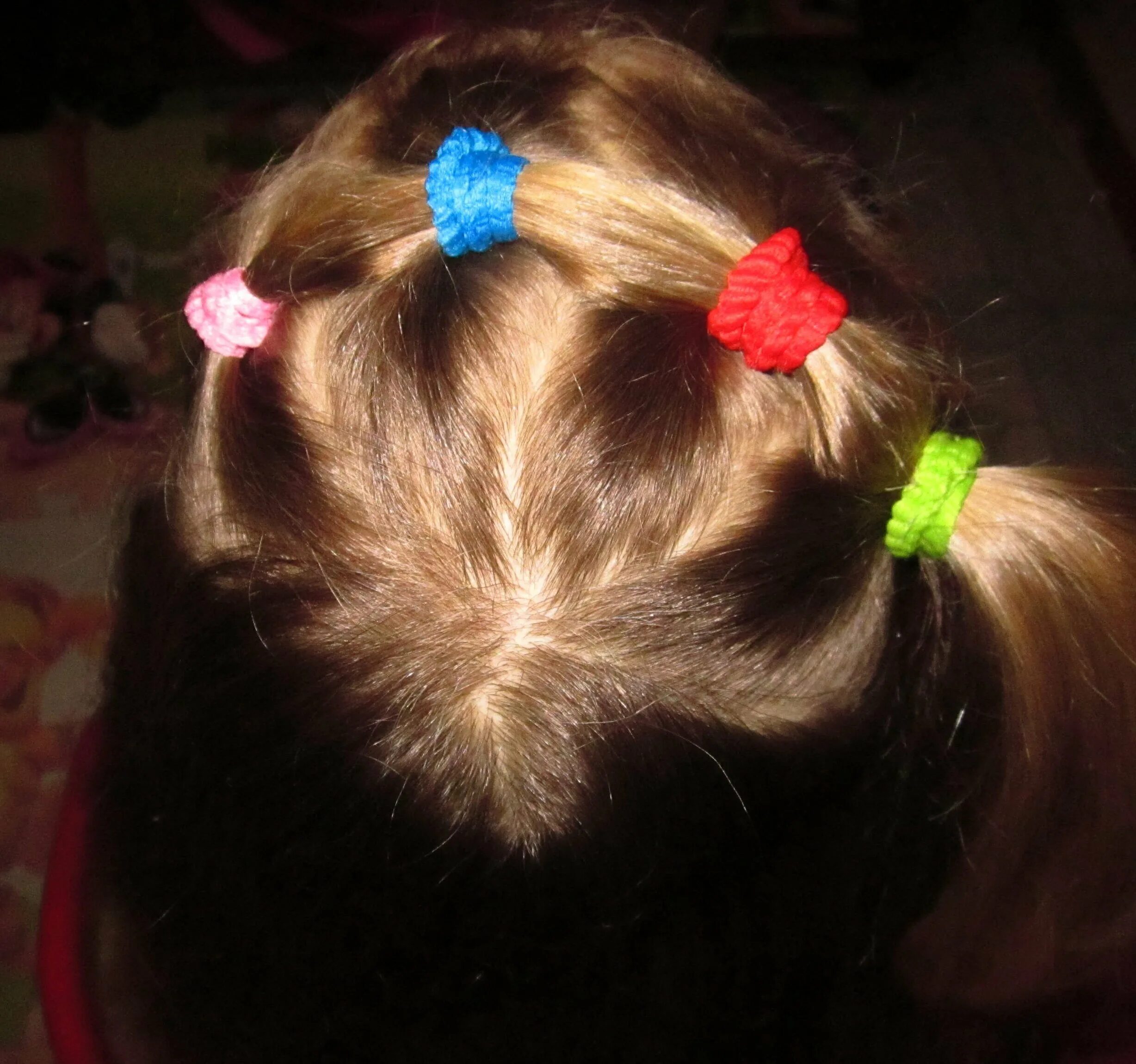 Прически с резиночками для девочек 3 лет. Много хвостиков для девочек на длинные волосы. Прически из хвостиков для маленьких девочек. Прическа для девочки много хвостиков. Хвостики на короткие волосы ребенку 2 года.