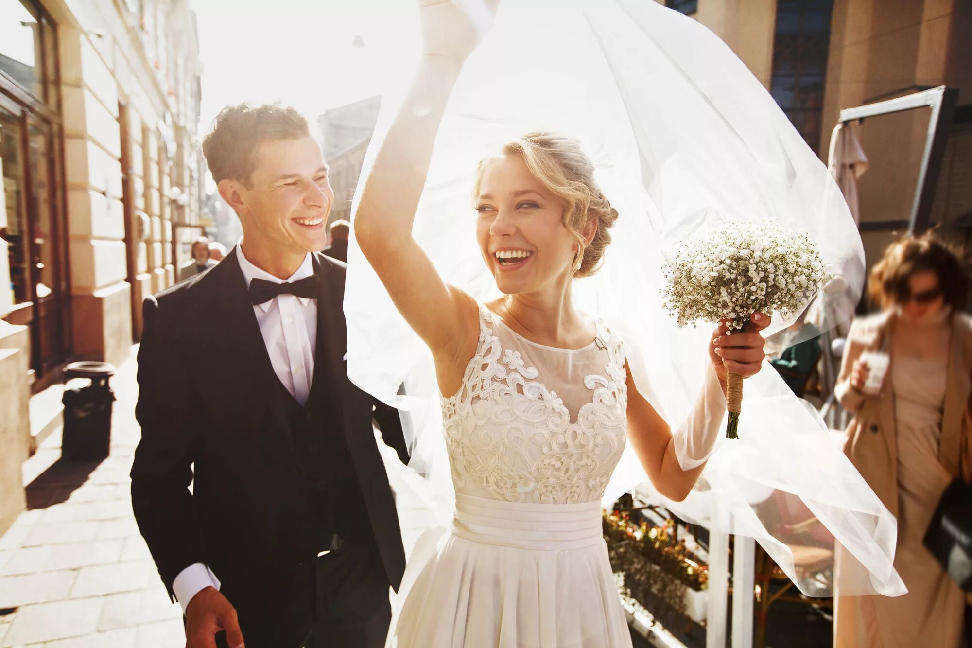 Are going to get married. Счастливая невеста. Свадьба эмоции. Современная невеста. Молодожены.