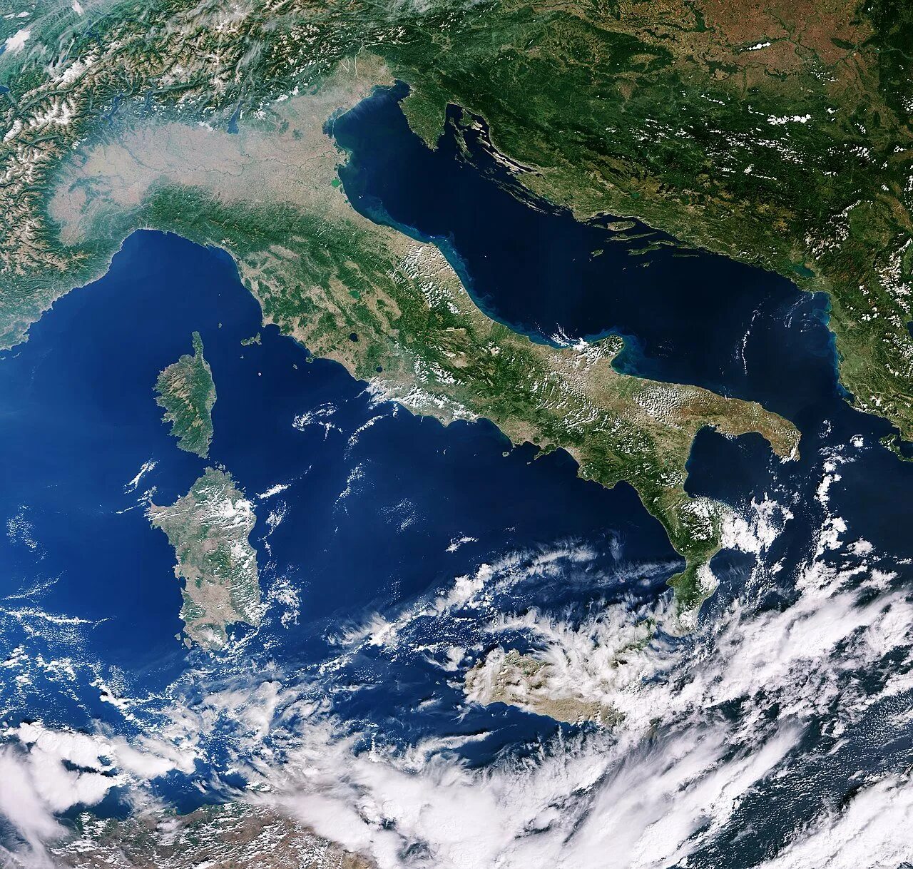 Евразия средиземное море. Апеннинский полуостров Италия из космоса. Снимок из космоса Апеннинского полуострова-. Космический снимок полуострова Италии. Апеннинский полуостров Италия со спутника.