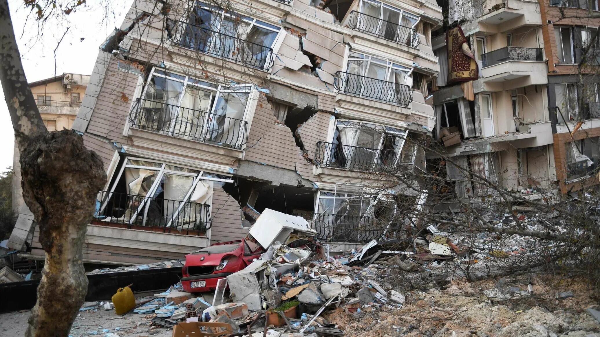 Землетрясение 6 апреля. Сухум разрушенные здания. Обрушение зданий. Здание рушится. Внезапное обрушение зданий.