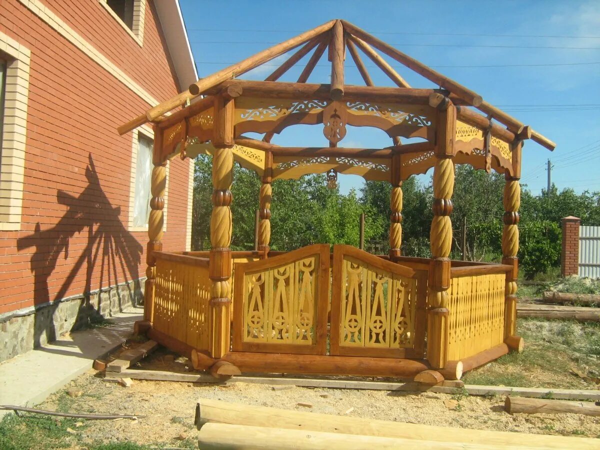 Столбы для беседки из дерева. Беседка кандакори. Беседка пятигранная деревянная. Беседка с резными столбами. Беседка деревянная.