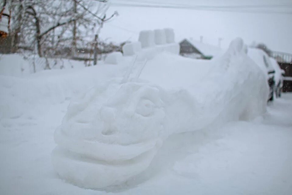 Снежная скульптура дракона. Горки из снега дракона. Горка дракон из снега. Снежная горка в виде дракона. Голова дракона на снегу