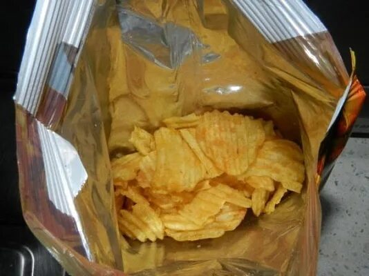 Открытая пачка чипсов. Чипсы с червями. Чипсы внутри. Чипсы внутри. Открытый пакет чипсов.