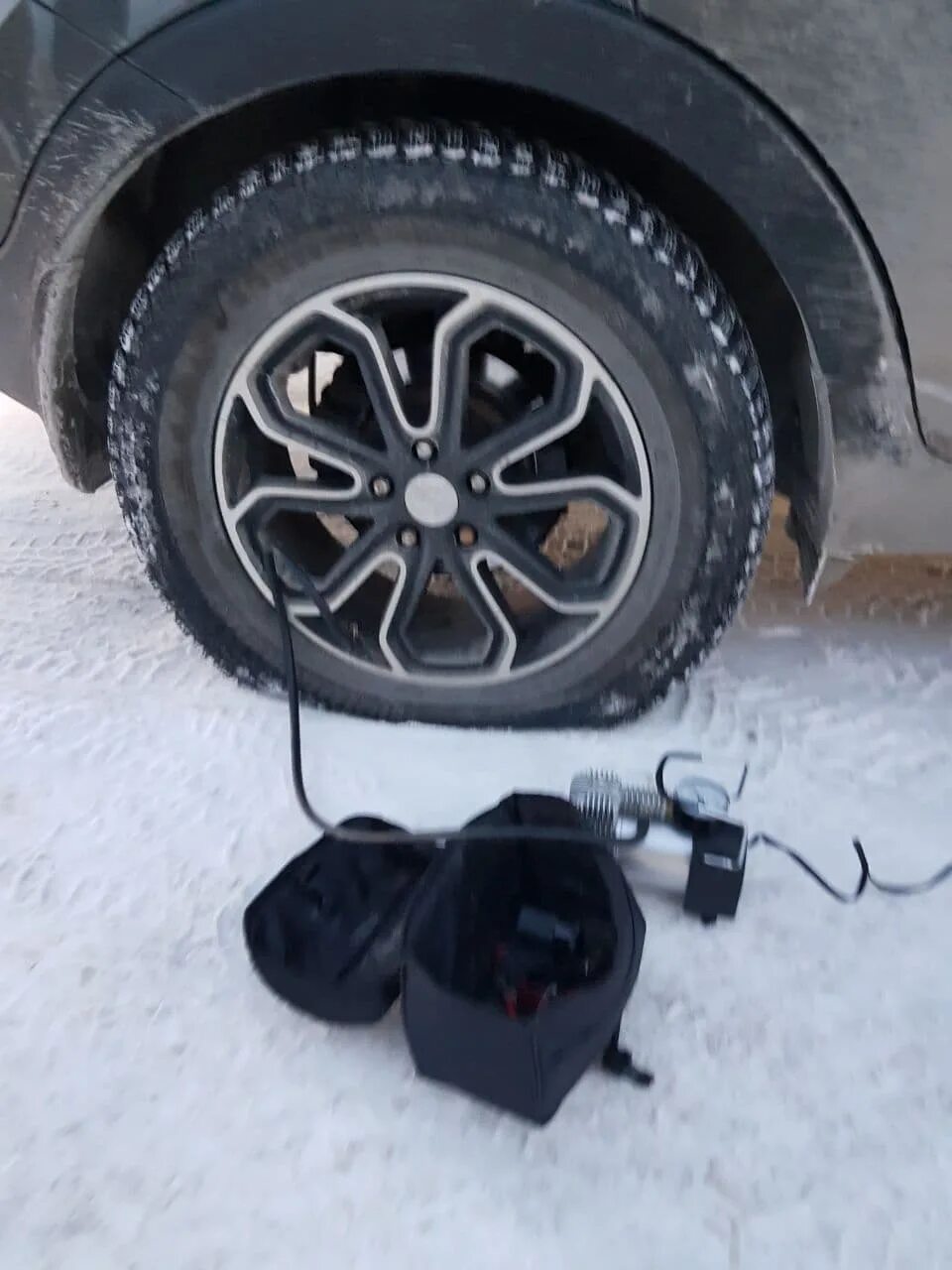 Почему зимой спускают шины. Колесо sorento спустило. спущенное колесо. спущенное колесо зимой. спущенное колесо лексус.