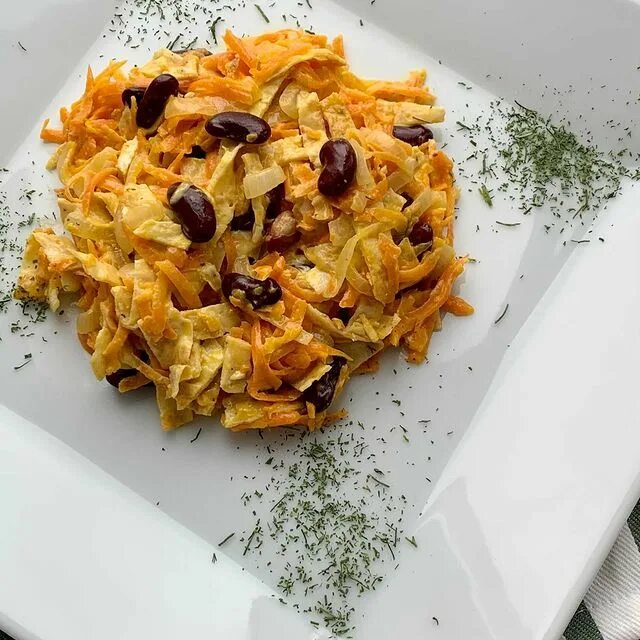 салат с фасолью и яичными блинчиками. салат баба яга с сухариками. куриный салат с фасолью. салат с фасолью и блинчиками. салат с красной фасолью и яичным блином.