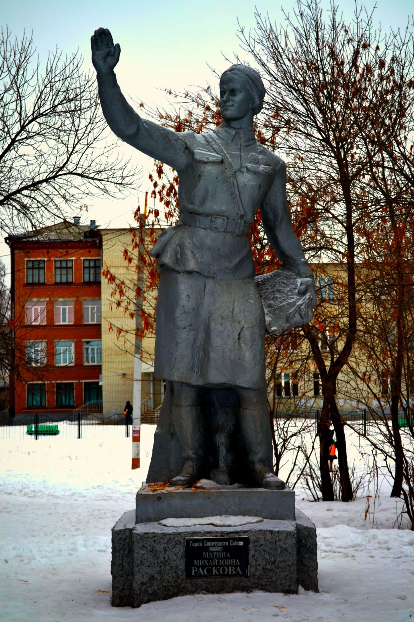 Памятник Марине Расковой. Памятник Расковой в Энгельсе. Памятник м. м. Расковой. М расковой энгельс