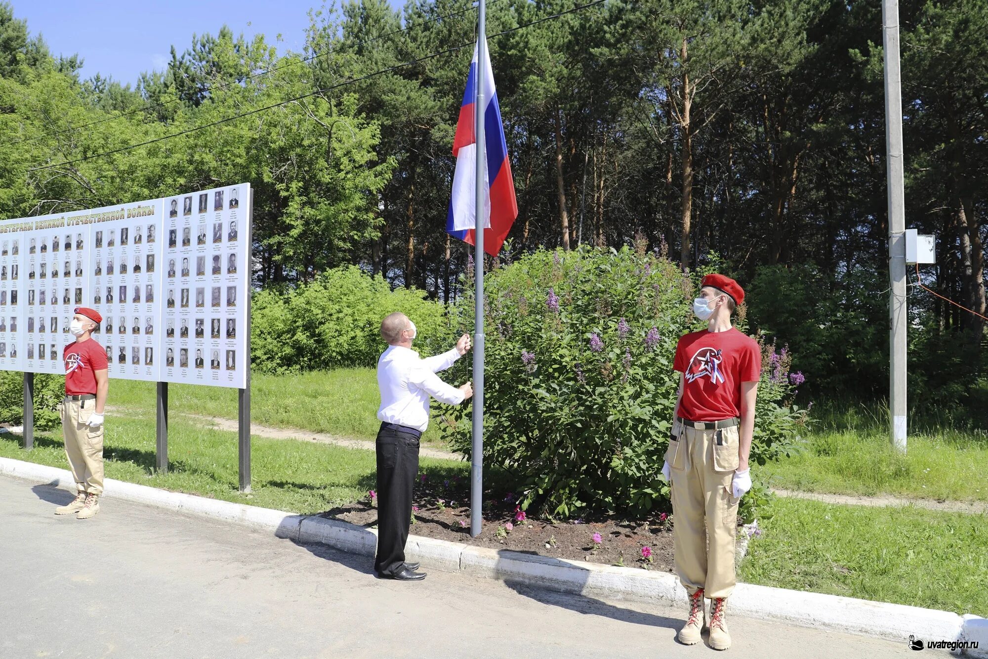 Поднятие флага в садах. Поднятие флага в лагере. Поднятие флага в садах. Подъем флага. Поднятие флага в школе.