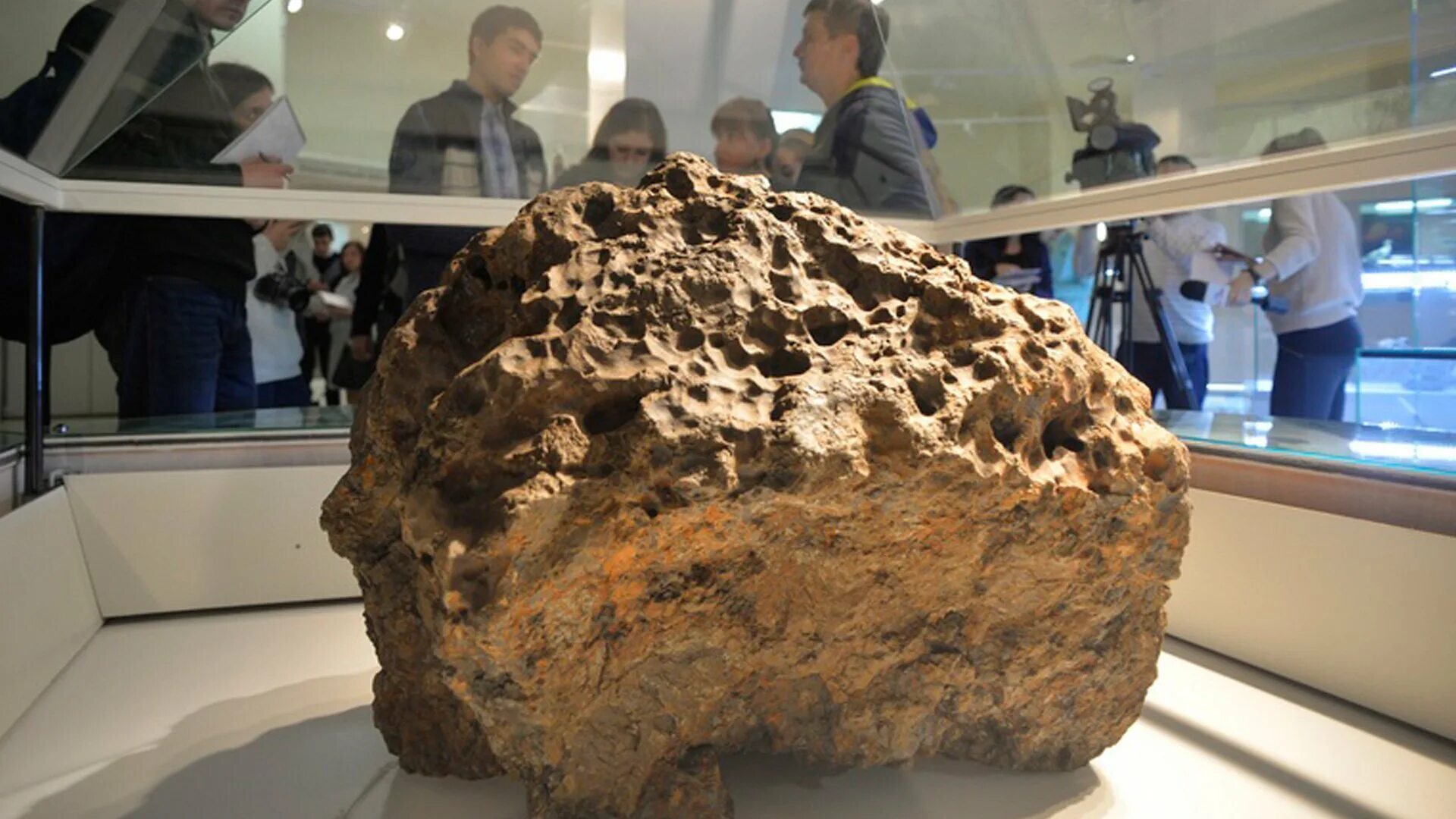 Метеорит в музее челябинска. Челябинский метеорит показывает. Краеведческий музей челябинск метеорит. Метеорит в музее челябинска. Метеорит на земле.