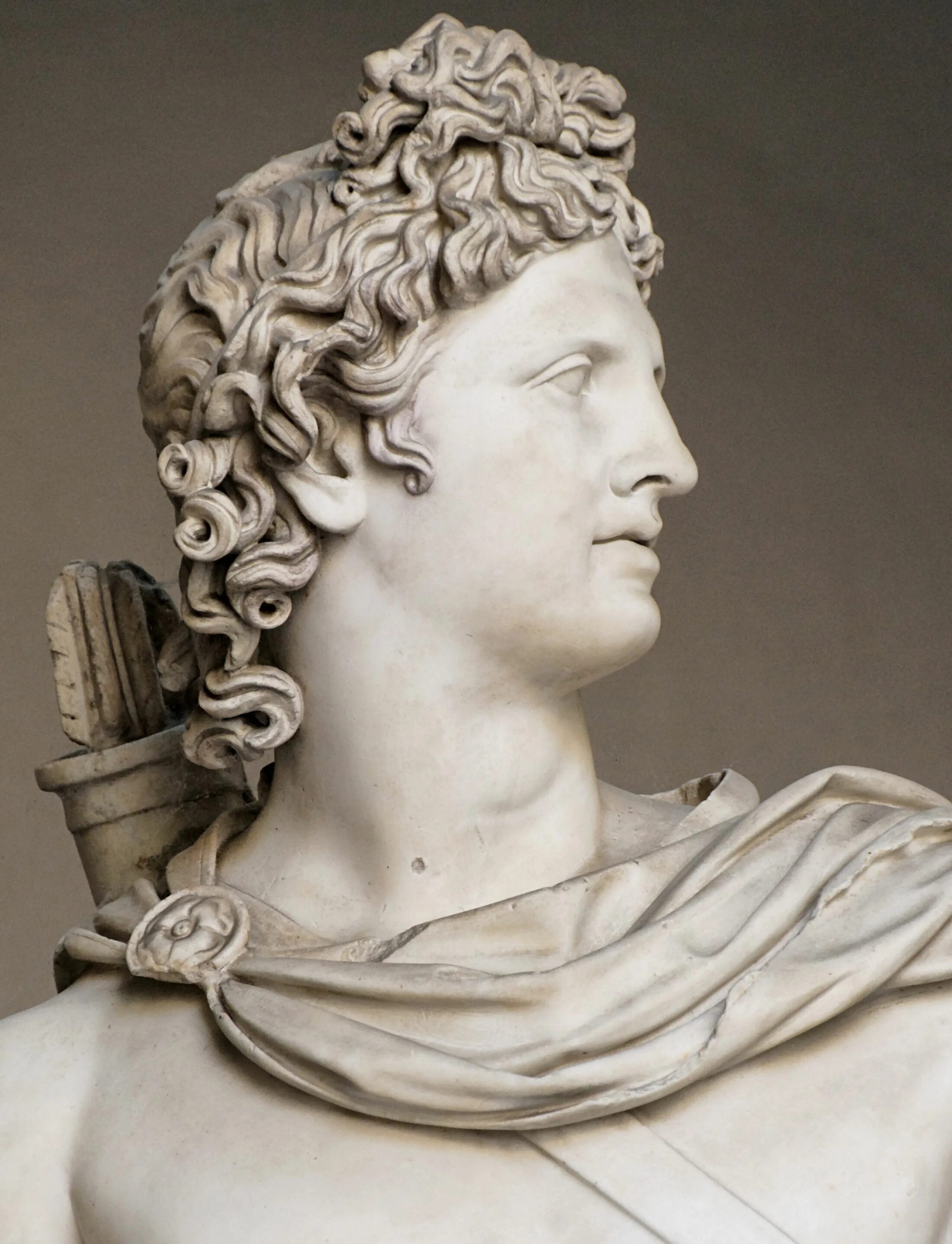 Аполлон бог статуя. Аполлон бог. Античность скульптура аполлон бельведерский. Златокудрый аполлон. Статуя аполлона.