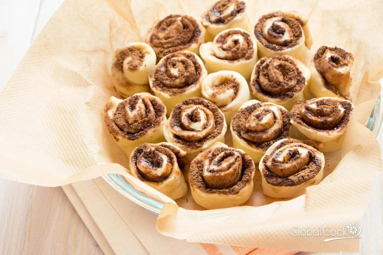 Булочки синабон фото рецепт пошагово. Синнабон булочки синабон. Cinnabon булочки. Американские булочки синабон. Формовка Синнабон.