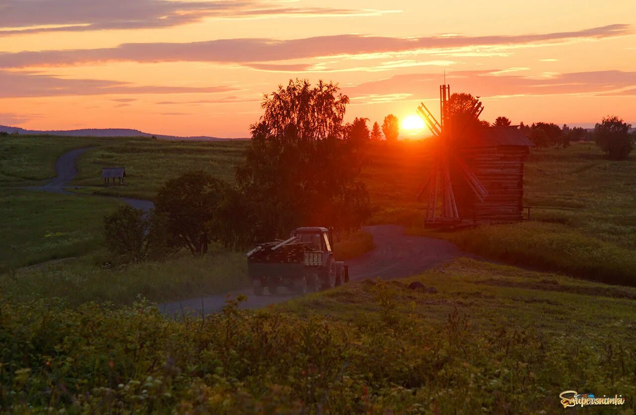 Фото солнце россия. Закат в деревне. Рассвет в деревне. Закат в деревне летом. Красивый закат в деревне.