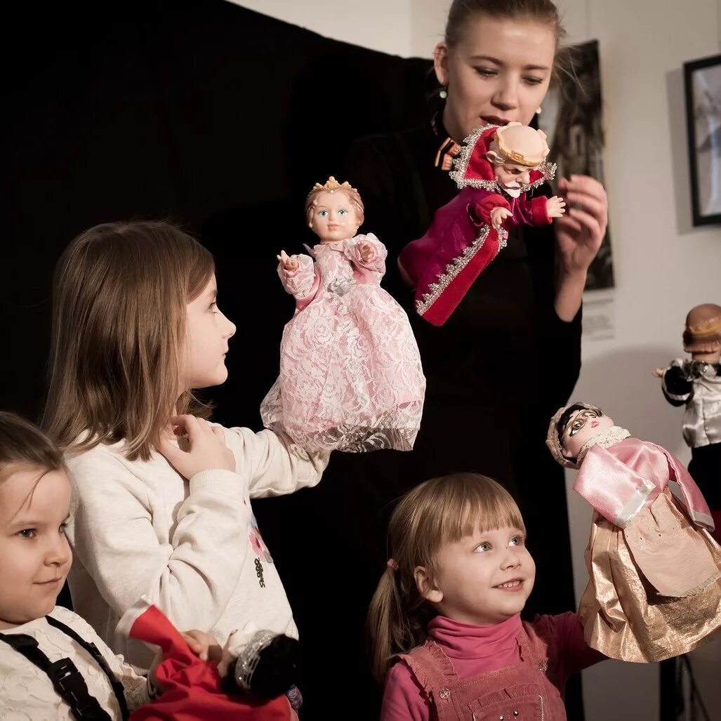 Взрослые играют в куклы детей. Театр для детей. Кукольный театр. Куклы для детей. Кукольный театр для малышей.